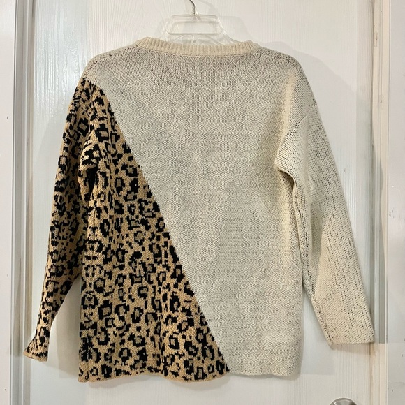 Leopard Print V-Neck Knit Sweater - Picture 2 of 4
